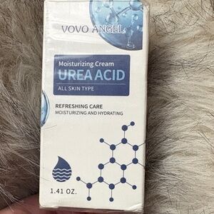 Moisturizing Cream with Urea Acid - Blue and White